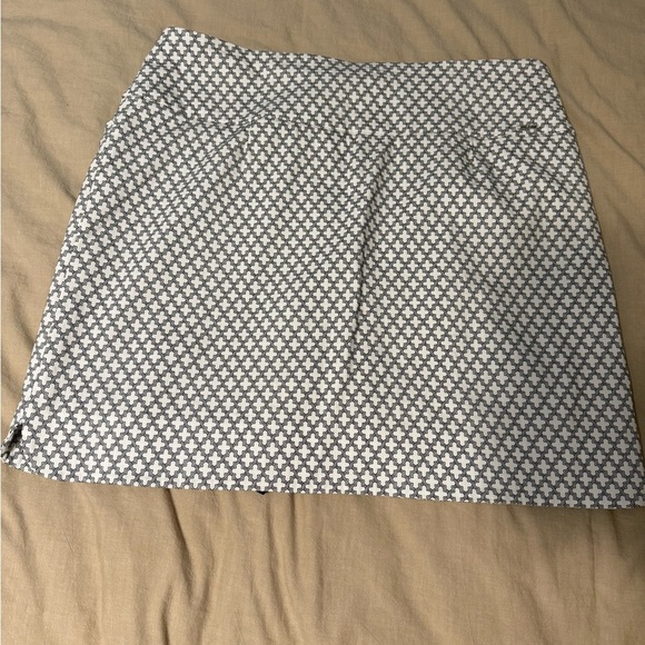 Chic Black and White Geometric Mini Skirt - Picture 6 of 7